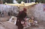 LADAKH - HIMALAYA. Un'anziano indossa il tipico abbigliamento tibetano
