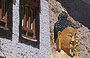 LIKIR GOMPA. La statua del Grande Buddha in oro che affianca il sobrio monastero e si staglia su i limpidi cieli del Ladakh