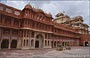 JAIPUR. City Palace - cortile del Chandra Mahal, Peacock Gate