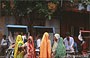 RAJASTHAN ORIENTALE. Jaipur - donne indossano i colorati vivaci e tradizionali abiti indiani 