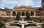 AMBER FORT. Jai Mandir (Sala della Vittoria) vista dalla Sukh Niwas (Sala del Piacere) - in primo piano la geometrica fontana a stella al centro del giardino