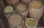 RAJASTAN ORIENTALE. Il bazar di Jaipur - il civaiolo vende spezie ma anche legumi e vivande in sacchi