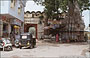 UDAIPUR. Un piccolo tempietto induista e sullo sfondo la porta di accesso ai ghat