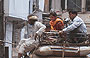 RAJASTHAN MERIDIONALE. Un robusto pachiderma trasporta persone muovendosi tra le strette viuzze di Udaipur 