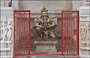 UDAIPUR. Nel santuario di fronte al Jagdish Temple è custodita questa statua in ottone di Garuda, veicolo di Shiva, creatura per metà uccello e per metà animale