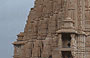 UDAIPUR. Verso il City Palace - la copertura di un tempio minore vista dalle costruzioni limitrofe addossate al tempio