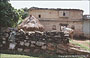 TRA UDAIPUR E KUMBHALGARTH. Una tradizionale abitazione circondata da muri in pietra con bestiame nelle campagne del Rajasthan meridionale