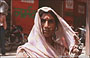 VILLAGGIO DI KUMBHALGARTH. Una donna indiana accetta fiera di posare per la macchina fotografica: indossa bracciali, molti anelli e il caratteristico anello al naso e sulla fronte ha disegnato il cerchio rosso 