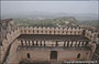 FORTE DI KUMBHALGARTH. Dalla sommità della fortezza vista sulle inespugnabili mura del palazzo del maharaja e sullo sfondo le cime dell'Aravalli 