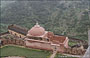 RAJASTHAN MERIDIONALE. Dalla sommità del forte di Kumbhalgarh vista su padiglioni ed edifici diversi che si stagliano sulla lussureggiante vegetazione
