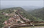 FORTE DI KUMBHALGARTH. Dalla sommità la vista spazia sulle cime dell'Aravalli e sulle mura della fortezza che racchiude al suo interno un villaggio e numerosi templi 
