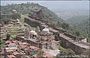 RAJASTHAN MERIDIONALE. Le inespugnabili mura del forte di Kumbhalgarh e in primo piano i templi induisti costruiti all'interno della fortezza