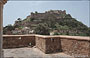 RAJASTHAN MERIDIONALE. L'inespugnabile palazzo della fortezza di Kumbhalgarh arroccato su una cima dell'Aravalli visto dal basamento dei templi