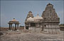 RAJASTHAN MERIDIONALE. L'inaccessbile forte di Kumbhalgarh: uno dei templi induisti nei pressi del villaggio