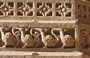 RANAKPUR. Chaumukha Temple - le ricche superfici scolpiti di una colonna nel portico del tempio