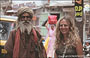RAJASTHAN MERIDIONALE. Giornata di relax per le strade di Udaipur: un mendicante si avvicina a me per unirsi alla foto e ricevere l'elemosina