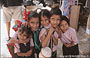 UDAIPUR. Un simpatico gruppo di cinque bambini ci chiede con insistenza una foto in cambio di 1 Rupia a testa