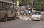 UDAIPUR. Lo spettacolo quotidiano della vita da strada indiana: traffico e mucche comodamente sedute al centro
