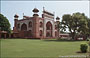 AGRA. Taj Mahal - il grandioso portale in arenaria rossa decorato con citazioni del Corano da cui si accede al cortile interno