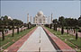 AGRA. Taj Mahal - non c'è acqua nel canale su cui dovrebbe rispecchiarsi il candido monumento