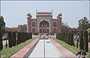 UTTAR PRADESH. Agra - Dal Taj Mahal vista sul portale in arenaria rossa che si apre sul lato meridionale del cortile esterno