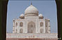 AGRA. Taj Mahal visto dalla moschea in arenaria rossa - la perfetta simmetria del Taj