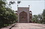 UTTAR PRADESH. Agra - Il mausoleo di Akbar - particolare di una delle porte monumentali orientate secondo i punti cardinali che chiudono il vasto giardino 