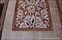 AGRA. Porta meridonale del mausoleo di Akbar - splendide decorazioni floreali ad intarsio e citazioni dei versetti del Corano in marmo bianco