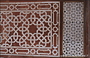 AGRA. Mausoleo di Akbar - porta meridonale di accesso: particolare dei disegni astratti in arenaria rossa decorata con intarsi di marmo bianco 