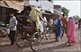 UTTAR PRADESH. Risciò e pedoni animano le strade da Agra a Fatehpur Sikri: molte strade non sono asfaltate