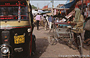 UTTAR PRADESH. Da Agra a Fatehpur Sikri incontriamo sobborghi e villaggi - autorisciò, risciò e pedoni animano le strade intorno a questo bazar