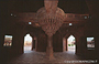 FATEHPUR SIKRI. Diwan-i-khas - sala interna con al centro una colonna in pietra che sostiene un trono 