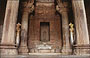 KHAJURAHO. Lakshmana Temple: il mahamandapa o jagamohana, sala quadrata sorretta da colonne, che attraverso un piccolo passaggio (antara) consente l'ingresso al santuario vero e proprio