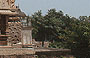 KHAJURAHO. Lakshmana Temple: una delle quattro cappelle situate agli angoli del basamento/terrazza 