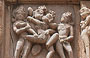 KHAJURAHO. Kandariya Mahadeva Temple: splendidi gruppi scultorei esaltano le forme umane nella bellezza degli atteggiamenti erotici e sensuali