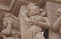 KHAJURAHO. Kandariya Mahadeva Temple: gruppi scultorei rappresentano le apsara, le surasandari, i sardula, le mithuna (accoppiamento degli dei)