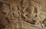 KHAJURAHO. Templi del gruppo occidentale - le figure scultoree dei capitelli del Devi Jagadamba Temple