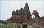 KHAJURAHO. Templi del gruppo occidentale - un'altra splendida immagine dei due templi Kandariya Mahadeva e Mahadeva edificati sullo stesso basamento