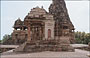 KHAJURAHO. Mahadeva Temple e sullo sfondo il Kandariya Mahadeva Temple