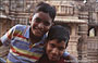 MADHYA PRADESH. Khajuraho - due giovani indiani giocano e scherzano con noi tra i templi del gruppo occidentale 