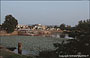 KHAJURAHO. Dalla piattaforma del Matangesvara Temple vista sullo Shiv Sagar costellato di ninfee e su cui si affacciano alcuni caratteristici ghat