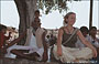MADHYA PRADESH. Khajuraho Village - il villaggio antico: io accanto ad un vecchio indiano nella posizione del loto