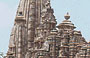 KHAJURAHO. Dalla Main Road vista sul Vishvanath Temple: in primo piano gli autorisciò sostano all'ombra