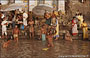 VARANASI. Rituali hindu sul Gange: un induista mette l'acqua del Gange in un contenitore di ottone o rame che, appena finita l'abluzione, viene portato la tempio