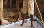 GANGE . Un giovane indiano completamente cosparso di fango 