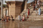 VARANASI. Stagione delle piogge: il livello dell'acqua del fiume in questa stagione è molto alto e raggiunge le scalinate dei ghat