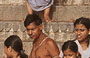 VARANASI. Gli induisti intenti a fare le abluzioni e i rituali hindu sul Gange