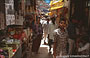 UTTAR PRADESH. Le strette viuzze della città vecchia di Varanasi nella zona del mercato