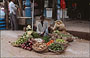 VARANASI. Dasaswamedh Ghat Road: un venditore di verdura ambulante