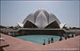 NUOVA DELHI. Bahai Temple: il fior di loto, dalla perfetta simmetria, si staglia e contrasta con il blu delle vasche d'acqua sottostanti